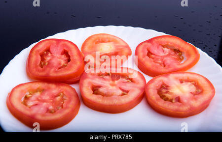 Die in Scheiben geschnittenen Tomaten auf weißem Hintergrund in Mumbai Maharashtra Indien isoliert Stockfoto