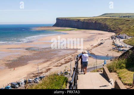 Auf einer Klippe mit Blick auf den Strand und Klippen an saltburn am Meer, England, Großbritannien Stockfoto