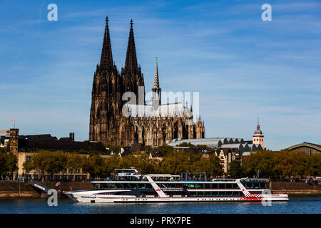 Blick auf den Kölner Dom, Kölner Dom, mit ausflugsschiff auf dem Rhein an der Vorderseite, Köln, Deutschland Stockfoto