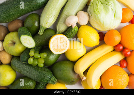 Verschiedene Früchte und Gemüse auf weißem Holz- Hintergrund, Ansicht von oben Stockfoto