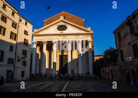 Die Chiesa di San Nicolo da Tolentino, allgemein bekannt als den Tolentini, ist eine Kirche im Sestiere Santa Croce in Venedig, Norditalien. Es liegt in einem Campo mit dem gleichen Namen und entlang des Rio dei Tolentini, in der Nähe der Giardino Papadopoli. Stockfoto