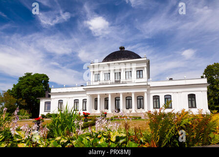 ULEFOSS, Norwegen - 18. JULI 2018: die Fassade des Empire Stil Herrenhaus (Ulefos Hovedgaard), eine beliebte Touristenattraktion in Telemark County Stockfoto