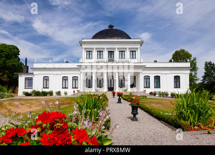 ULEFOSS, Norwegen - 18. JULI 2018: die Fassade des Empire Stil Herrenhaus (Ulefos Hovedgaard), eine beliebte Touristenattraktion in Telemark County Stockfoto