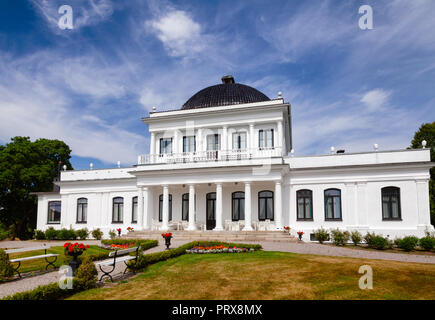 ULEFOSS, Norwegen - 18. JULI 2018: die Fassade des Empire Stil Herrenhaus (Ulefos Hovedgaard), eine beliebte Touristenattraktion in Telemark County Stockfoto