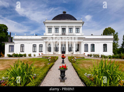 ULEFOSS, Norwegen - 18. JULI 2018: die Fassade des Empire Stil Herrenhaus (Ulefos Hovedgaard), eine beliebte Touristenattraktion in Telemark County Stockfoto