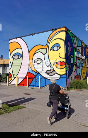 Weißhaariger Active Senior Frau treibt ein Baby Stroller im Kitsilano-viertels von Vancouver, BC, Kanada Stockfoto