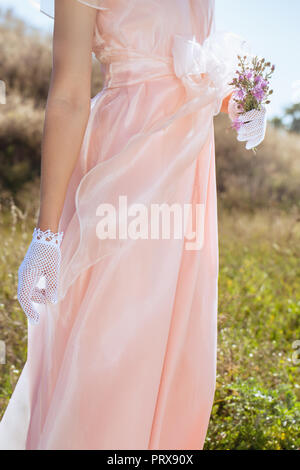 Hand in weiße Handschuhe aus Gewirken Stockfoto
