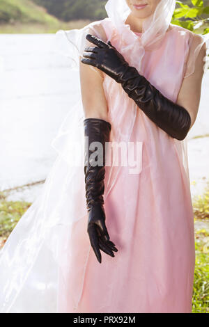 Frau in schöne lange Handschuhe Stockfoto