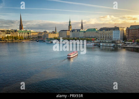 Luftaufnahme von Jungfernstieg-Promenade in Hamburg Stockfoto