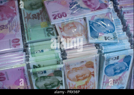 Fake Türkische Lira zum Verkauf in einem Istanbul Markt Stockfoto