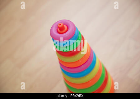 Pyramide bauen aus bunten Holzringen mit einem Clown Kopf an der Spitze. Spielzeug für Babys und Kleinkinder mit Freude mechanischen Fähigkeiten und Farben lernen. Stockfoto