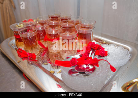 Tee in der östlichen Glas auf dem silbernen salver auf der weißen Tischdecke, Arabisch, Türkisch, Aserbaidschanisch Zoll Stockfoto