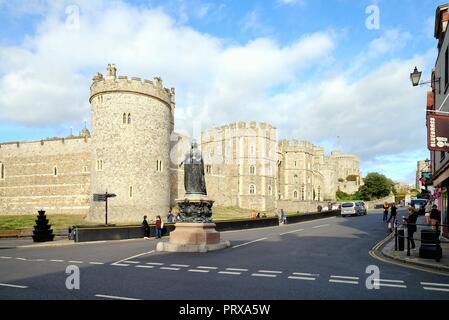 Schloss Windsor und Queen Victoria Statue auf Castle hill Windsor Berkshire England Großbritannien Stockfoto