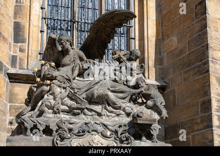 Äußere Skulptur des Hl. Johannes von Nepomuk an der St. Veitsdom in der Burg von Prag, Tschechische Republik Stockfoto