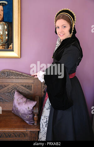 Junge Frau in Tudor Kostümen gekleidet mit lachenden Ausdruck Stockfoto