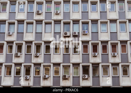 Klimageräte montiert auf einer Wand eines sowjetischen Ära Bürogebäude in Moskau, Russland Stockfoto