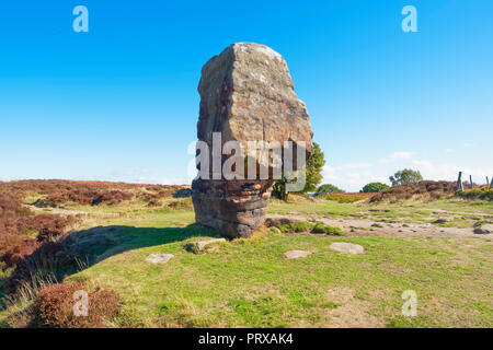 Der Korken Stein antike Monolith steht auf Stanton Moor in Derbyshire auf einem hellen spät Sommer Tag. Stockfoto