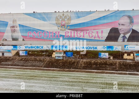 November 2017, Perm, Russland - riesige Banner mit Porträts von Patriarch Kyrill, Leiter der Orthodoxen Kirche, und Wladimir Putin, Präsident der Russischen Föderation Stockfoto