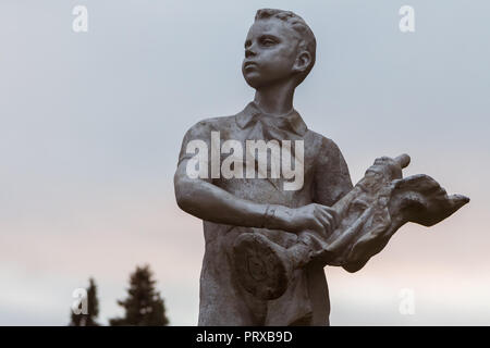 November 2017, Perm, Russland - Statue einer jungen, Erbe von Wladimir Lenin All-unions-Pionier Organisation, UDSSR Propaganda Stockfoto