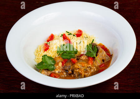 Lamm mit Couscous Koriander serviert. Stockfoto