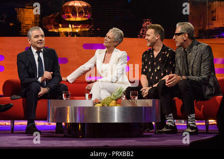 (Nach rechts) Rowan Atkinson, Jamie Lee Curtis, Gary Barlow und Jeff Goldblum während der Schmierfilmbildung der Graham Norton Show auf BBC Television Centre, Studioworks 6 Wood Lane, London, auf BBC One am Freitag Abend gelüftet zu werden. Stockfoto