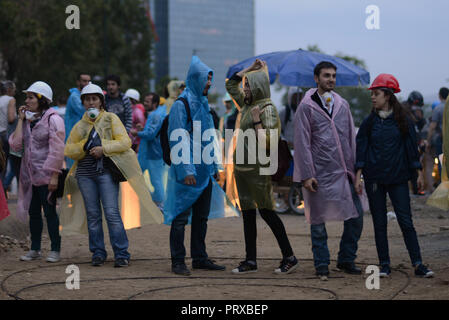 Juni 12, 2013 - Istanbul, Türkei: regierungsfeindlichen Demonstranten resupply ihr Lager in Gezi-park ein Tag, nachdem die Polizei die angrenzenden Taksim Platz eroberten. Die Demonstranten mit Helm und Gasmasken in Zelte und Schlafsäcke ihre Entschlossenheit, ihre Besetzung von Gezi-park trotz der Anwesenheit in der Nähe der Türkischen anti-Bereitschaftspolizei aufrechterhalten zu zeigen. Atmosphäre dans le Parc Gezi, quartier General des manifestants lehnt einen La Politique du Premier ministre turc Recep Tayyip Erdogan. *** Frankreich/KEINE VERKÄUFE IN DEN FRANZÖSISCHEN MEDIEN *** Stockfoto