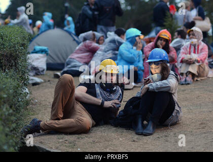 Juni 12, 2013 - Istanbul, Türkei: regierungsfeindlichen Demonstranten resupply ihr Lager in Gezi-park ein Tag, nachdem die Polizei die angrenzenden Taksim Platz eroberten. Die Demonstranten mit Helm und Gasmasken in Zelte und Schlafsäcke ihre Entschlossenheit, ihre Besetzung von Gezi-park trotz der Anwesenheit in der Nähe der Türkischen anti-Bereitschaftspolizei aufrechterhalten zu zeigen. Atmosphäre dans le Parc Gezi, quartier General des manifestants lehnt einen La Politique du Premier ministre turc Recep Tayyip Erdogan. *** Frankreich/KEINE VERKÄUFE IN DEN FRANZÖSISCHEN MEDIEN *** Stockfoto