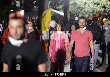 Juni 12, 2013 - Istanbul, Türkei: regierungsfeindlichen Demonstranten resupply ihr Lager in Gezi-park ein Tag, nachdem die Polizei die angrenzenden Taksim Platz eroberten. Die Demonstranten mit Helm und Gasmasken in Zelte und Schlafsäcke ihre Entschlossenheit, ihre Besetzung von Gezi-park trotz der Anwesenheit in der Nähe der Türkischen anti-Bereitschaftspolizei aufrechterhalten zu zeigen. Atmosphäre dans le Parc Gezi, quartier General des manifestants lehnt einen La Politique du Premier ministre turc Recep Tayyip Erdogan. *** Frankreich/KEINE VERKÄUFE IN DEN FRANZÖSISCHEN MEDIEN *** Stockfoto