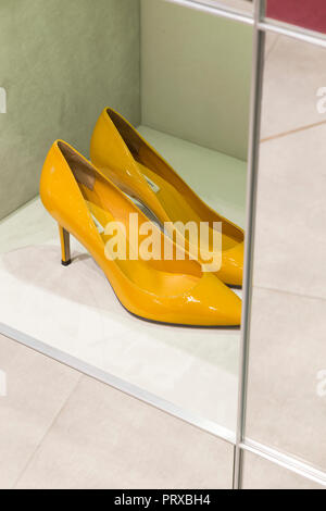 Feminine Schuhe in einer Anzeige von einem luxuriösen Store für Frauen Stockfoto