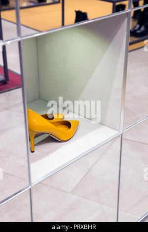 Feminine Schuhe in einer Anzeige von einem luxuriösen Store für Frauen Stockfoto