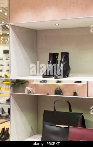 Feminine Schuhe in einer Anzeige von einem luxuriösen Store für Frauen Stockfoto