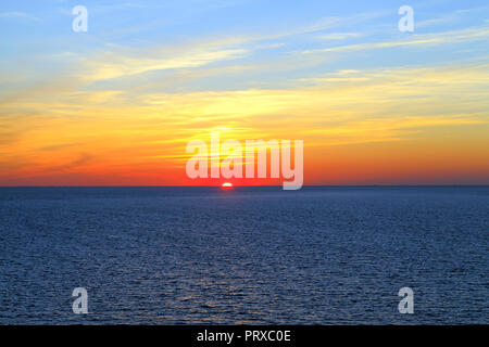 Herbstlicher Sonnenuntergang, blaue Meer, das Waschen von Hunstanton, Norfolk, Roter Himmel, der Himmel Stockfoto