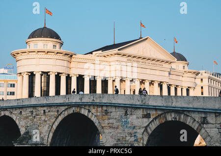 Steinerne Brücke und Archäologische Museum von Mazedonien, Skopje, Mazedonien, September 2018 Stockfoto