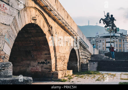 Steinerne Brücke und Alexander der Große Statue auf Mazedonien, Skopje, Republik Mazedonien, September 2018 Stockfoto