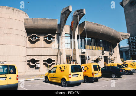 Central Post Office (erbaut 1982, Architekt Janko Konstantinov), Skopje, Republik Mazedonien, September 2018 Stockfoto