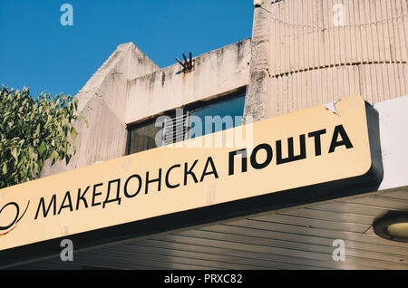 Logo der mazedonischen Post, Central Post Office (erbaut 1982, Architekt Janko Konstantinov), Skopje, Republik Mazedonien, September 2018 Stockfoto