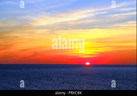 Herbstlicher Sonnenuntergang, blaue Meer, das Waschen von Hunstanton, Norfolk, Roter Himmel, der Himmel Stockfoto