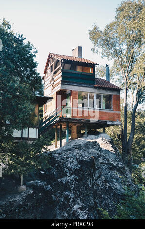 Haus auf dem Felsen, Matka Canyon, Skopje, Mazedonien, September 2018 Stockfoto