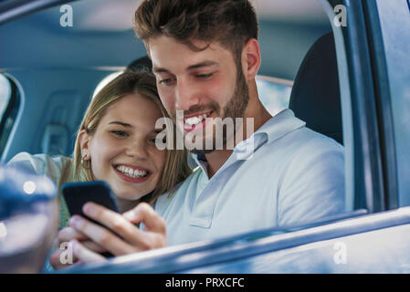 Paar mit smartphone Stockfoto
