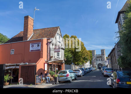 September 2017 - Blick auf die Straße mit alten Gebäuden und der Hl. Augustinus Abtei Tore in Canterbury, Großbritannien, historischen englischen Kathedrale Stadt und UNESCO-Herit Stockfoto