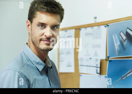 Portrait von Ingenieur stehen im Büro Stockfoto