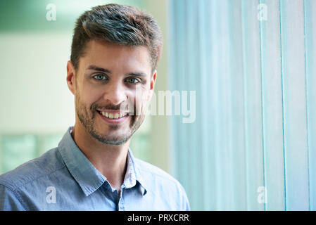 Portrait von Ingenieur stehen im Büro Stockfoto