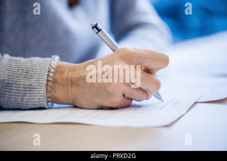 Nahaufnahme der Geschäftsfrau, die Unterzeichnung des Dokuments Stockfoto