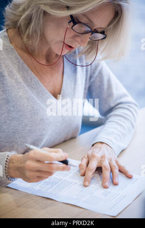 Nahaufnahme der Geschäftsfrau Lesung Dokument Stockfoto