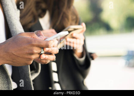 Paar mit smartphone Stockfoto