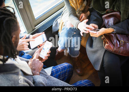 Freunde, die zusammen im Boot unterwegs Stockfoto