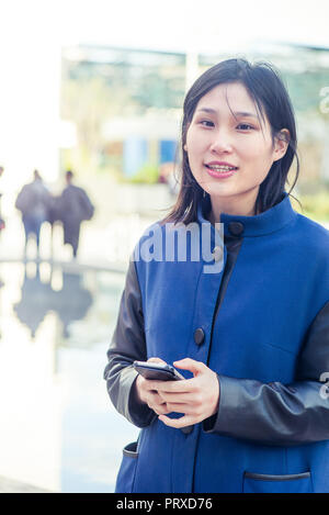 Junge Frau mit smartphone Stockfoto