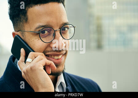 Nahaufnahme der Geschäftsmann sprechen auf dem Smartphone Stockfoto