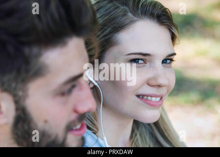 Junges Paar Musik hören über Kopfhörer Stockfoto