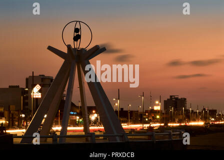 COATZACOALCOS, VER/MEXIKO - September 1., 2018: Die Menschen genießen den Sonnenuntergang am "Plaza de la Paz" (Platz des Friedens) am Strand. Stockfoto